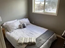 541 Fernie B.C. SKI BIKE FISH Cozy Condo w Queen and Kitchen