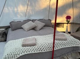 Elämyksellinen majoitus glamping-teltassa