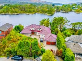 Waterfront Villa w/Boat&kayaks. 15min from Bergen，位于Foldnes的酒店