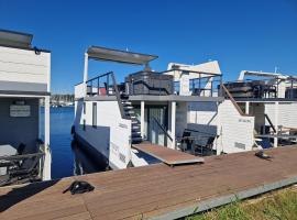 Floating House SENA，位于普拉的酒店