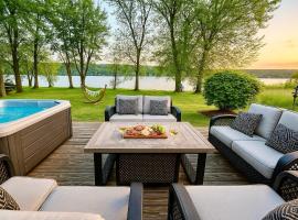 River Front Home Good for Family and Groups，位于East Haddam的酒店