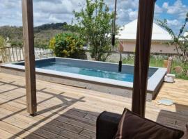 Ti'Eva appartement F3 avec piscine partagée，位于Ducos的酒店