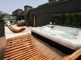 Jacuzzi Haven in Warsaw - Private Terrace & Parking
