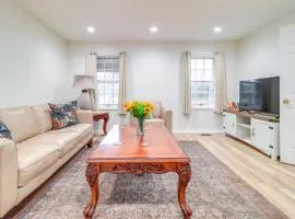 Near Parks and Restaurants Updated Toledo Apt!