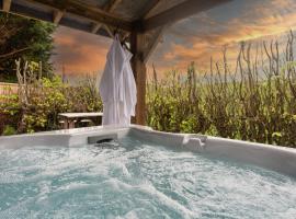 Scenery Hill Hideaways The Coach House Charming Retreat with Jacuzzi and BBQ Hut Near the Lake District，位于沃金顿的酒店