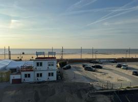 Splendid Seaview - Ostend Luxury Studio 4 persons at beach and sea，位于奥斯坦德的酒店