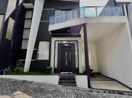 Arrayyan B-12 Luxe Balcony，位于特勒贡的酒店