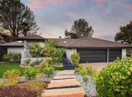 Hot Tub with A View and Large Back Deck & Game Room，位于波威的酒店