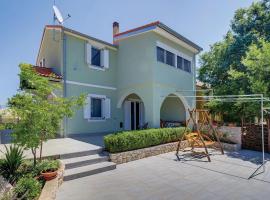 Gorgeous Home In Punta Kriza With Wifi，位于蓬克里扎的带按摩浴缸的酒店