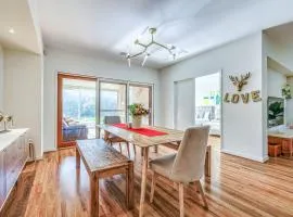 Stylish Luxe House For Big Group Near Shopping Center