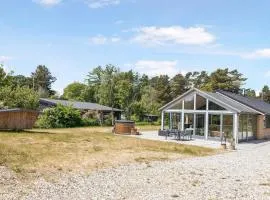 Holiday Home With Outdoor Jacuzzi And Shelter