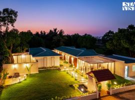 StayVista at The Five Oaks - Private Pool Cottages，位于卡尔贾特的酒店