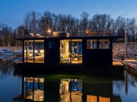 HouseBoat - Lago Maggiore con Jacuzzi，位于多尔梅莱托的酒店