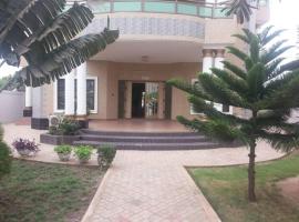 圣保罗斯酒店，位于Adido Gomé的酒店