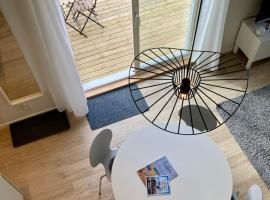 Charming cottage on Swedens west coast pearl，位于赫讷的酒店