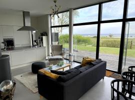 Bright and modern villa by the sea，位于特雷勒堡的酒店