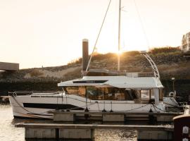 Yacht by Strandhotel - hotel service & wellness，位于卡德赞德的船屋