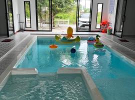 ปะป๊า Pool Villa องครักษ์，位于Ban Hua Khwai的酒店
