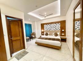 HOTEL M G - PALACE Near Mall Road - Restaurant And Private Parking And Lift Facilitie - Hygiene & Spacious Room - A Premium Hotel In Mussoorie，位于穆索里的酒店