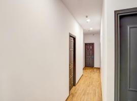 Townhouse Sector 19 Indiranagar Near Fun Republic Mall，位于Vibhuti Khand的酒店