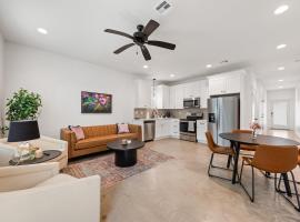 NEW Thibodeaux House Cajun Luxury 65 TV Fast WiFi，位于拉斐特的酒店