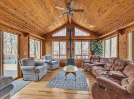 Blaine 5BR Haven Hot Tub, Space & Fun home，位于布莱恩的酒店