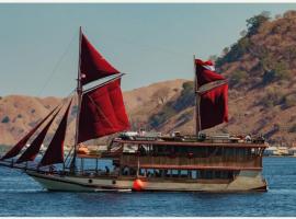 Private Trip Best Komodo Tour，位于Pulau Kukusan的船屋