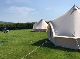 Ocean View Bell Tents，位于博斯卡斯尔的豪华帐篷
