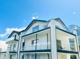 Top floor design apt, 3bd, 2bt!