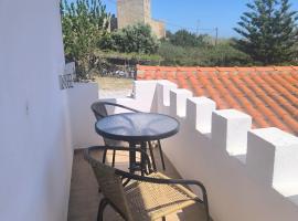 Artemis Hotel-MeRaki Restaurant，位于弗朗哥卡斯特隆的酒店