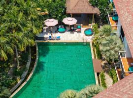 Coco Retreat Phuket Resort and Spa - SHA Plus，位于查龙的酒店