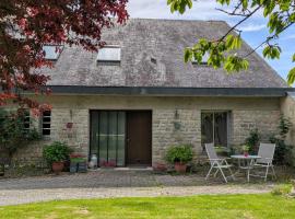 A l'ombre du Mont Saint Michel - Bed & Breakfast, Chambres d'h&ocirc;tes，位于Huisnes-sur-Mer的带停车场的酒店