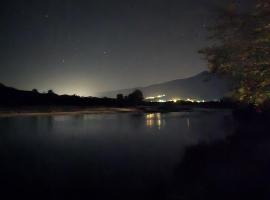 Camping，位于吉诺卡斯特的酒店