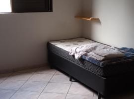 Quarto independente em casa de família com banheiro fora da habilitação mas é privado，位于桑托斯的酒店