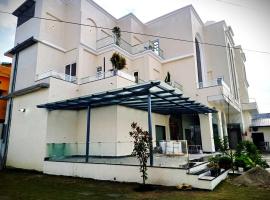 SU CASA Banquets & Hotel，位于Jhājra的酒店