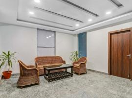 Collection O Yamuna Palace Near Gomti Riverfront Park，位于Hasanganj的酒店