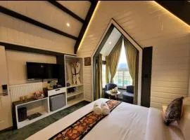 Appollo 11 luxury houseboat