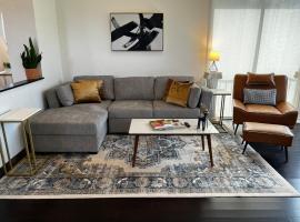 Tree Top Retreat! Private & close to 5th Ave!