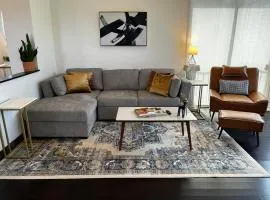 Tree Top Retreat! Private & close to 5th Ave!