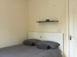 Superb Double Room near Airport - 3，位于都柏林的酒店