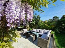 The Hideaway - Central Townhouse with garden, roof terrace & parking