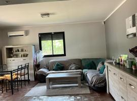 Large villa with pool & spa，位于Lédignan的酒店