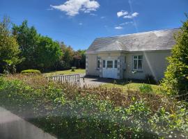 Peaceful Farm Cottage in Menlough near Mountbellew, Ballinasloe, Athlone & Galway，位于戈尔韦的酒店