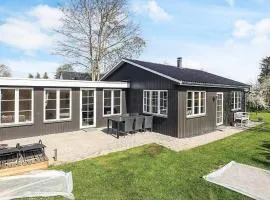 Cozy Summer House Near Ore Strand