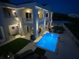 Apartments with swimming pool Pag - 24360，位于帕格的酒店