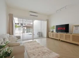 4BR Cozy House with Local Views and Cafes
