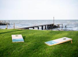 Waterfront Lux Cottage With Amazing Views Near DC，位于北滩的酒店