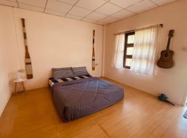 Lovely room 4 mins from town，位于Ban Nong Chaeng的酒店