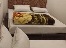 Shubh Yatra Hotel And Restaurant，位于Chandrāpuri的酒店