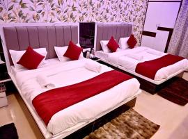 HOTEL KASHI INDRA # Near Kashi Vishwanath temple - Free Public Parking and Wifi Facilities - Air Conditioning Room - Best Hotel，位于Banāras Cantonment的酒店